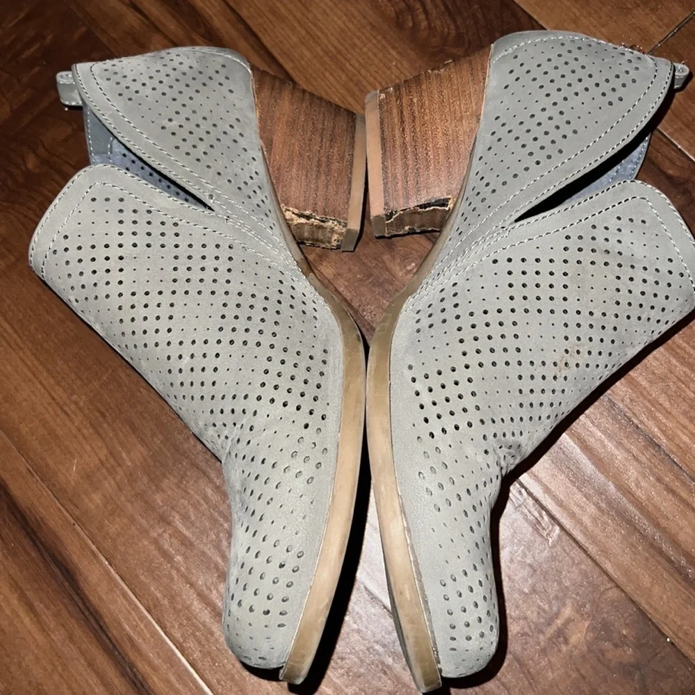 Baretraps - open sides gray booties - size 8 - Picture 2 of 9